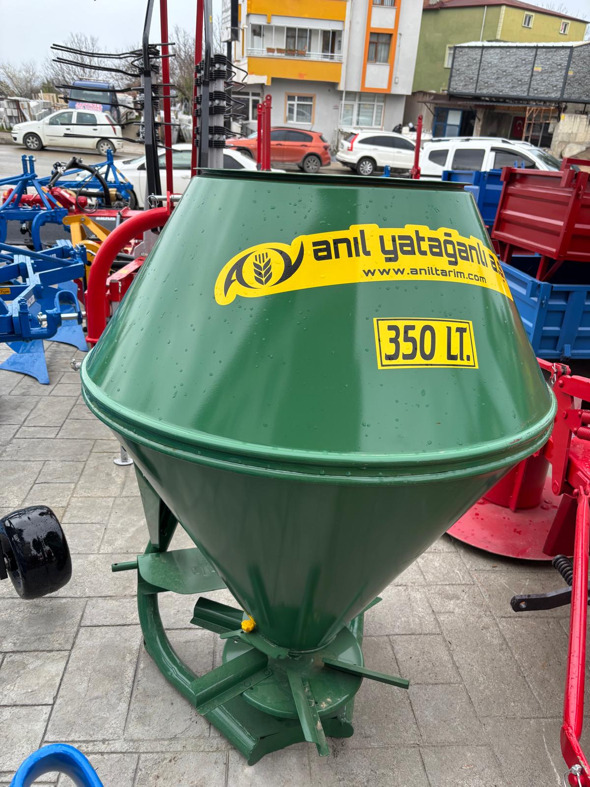 350LT KAPALI TİP GÜBRE SERPME MAKİNASI