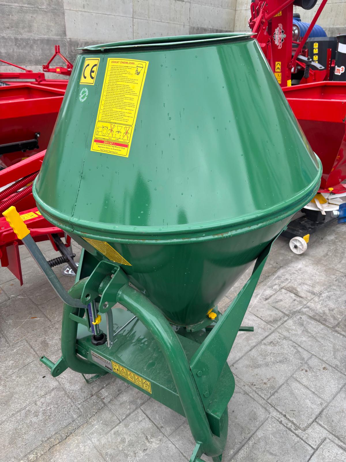 350LT KAPALI TİP GÜBRE SERPME MAKİNASI