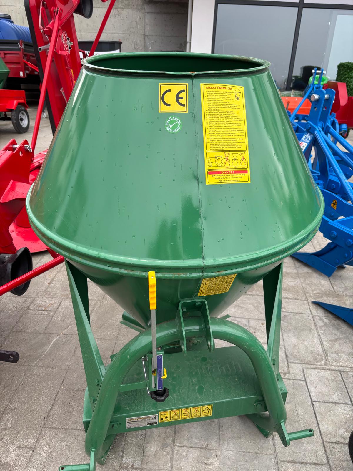 350LT KAPALI TİP GÜBRE SERPME MAKİNASI