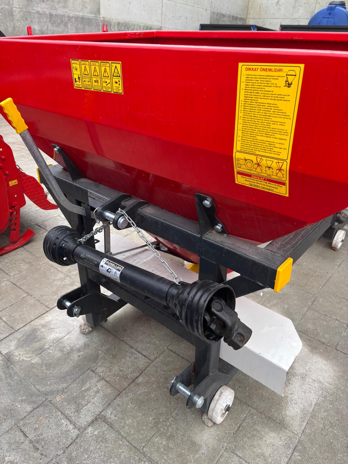 500LT HİDROLİKLİ GÜBRE SAÇMA MAKİNASI