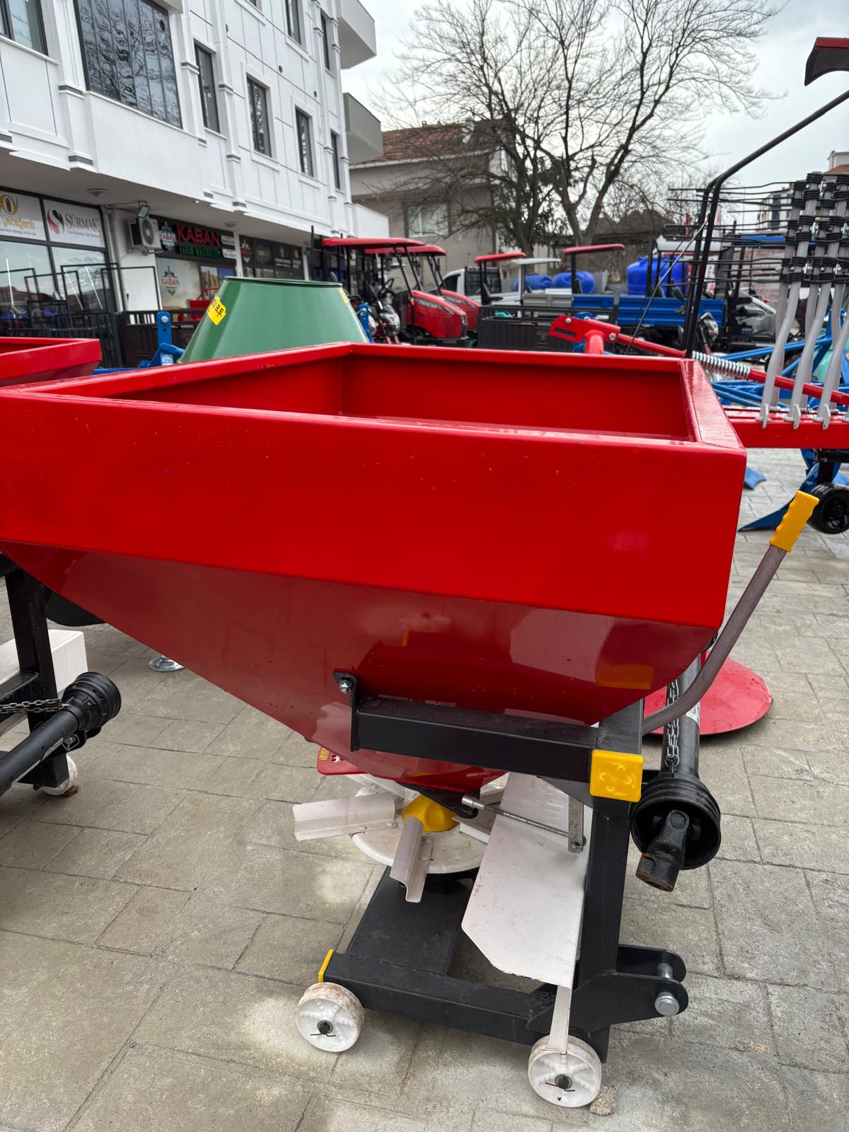 500LT HİDROLİKLİ GÜBRE SAÇMA MAKİNASI