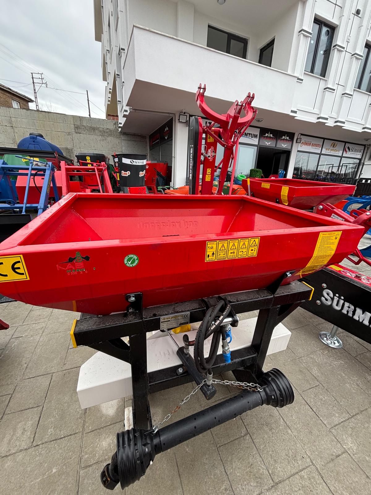 400LT HİDROLİKLİ GÜBRE SAÇMA MAKİNASI