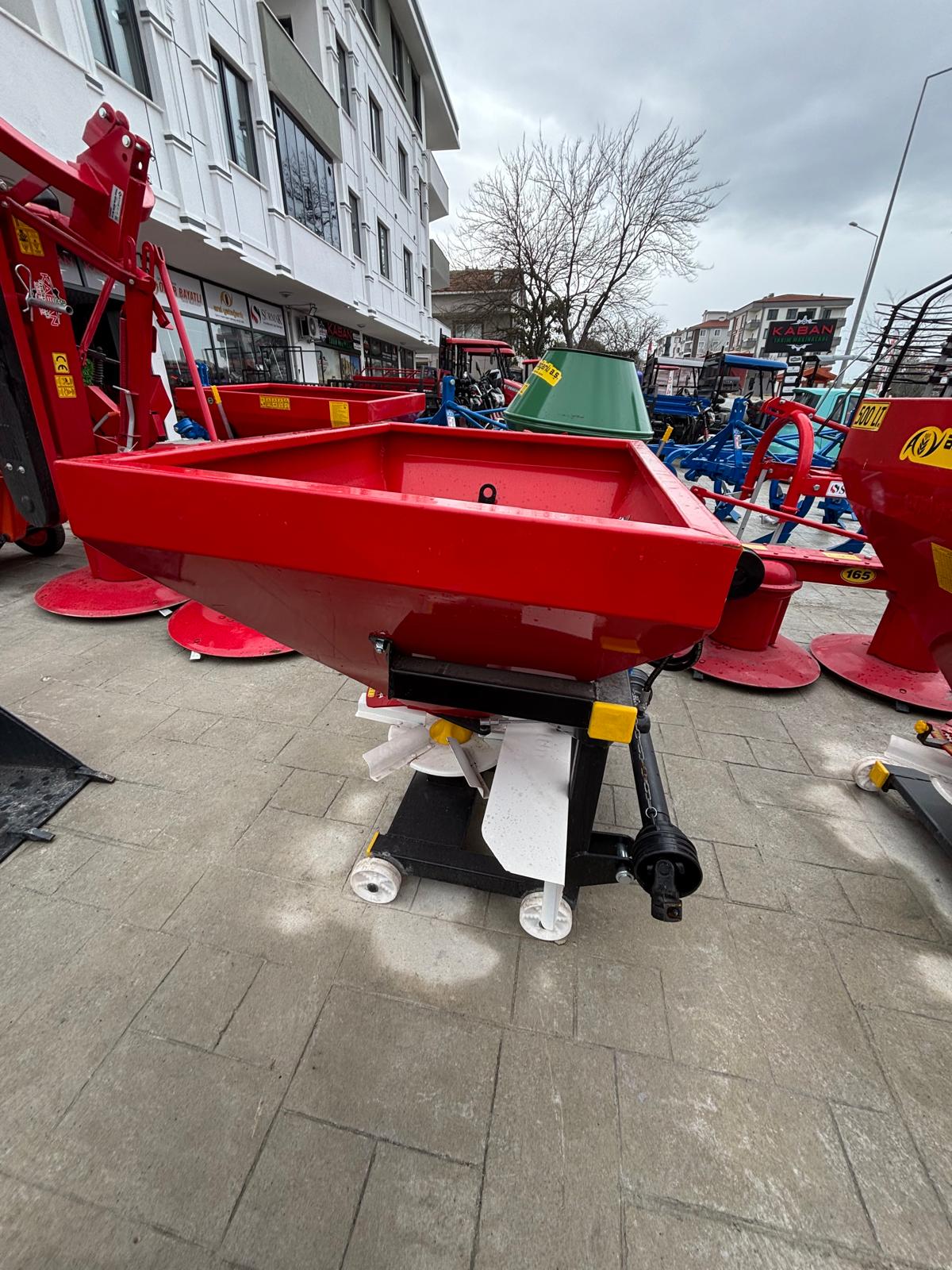 400LT HİDROLİKLİ GÜBRE SAÇMA MAKİNASI